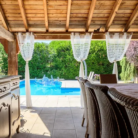 Chez Noelle - Piscine Bed & Breakfast